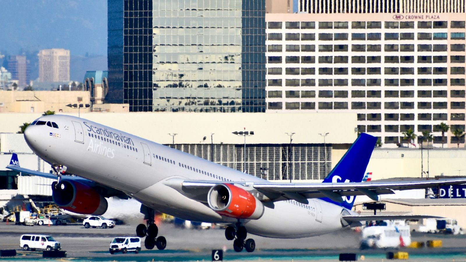 SAS Scandinavian flight takeoff